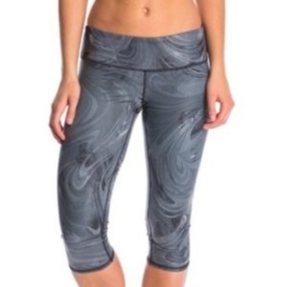 ALO Yoga AIRBRUSHED CAPRI LEGGINGS IN BLACK MARBLE GLOSSY - Picture 3 of 10